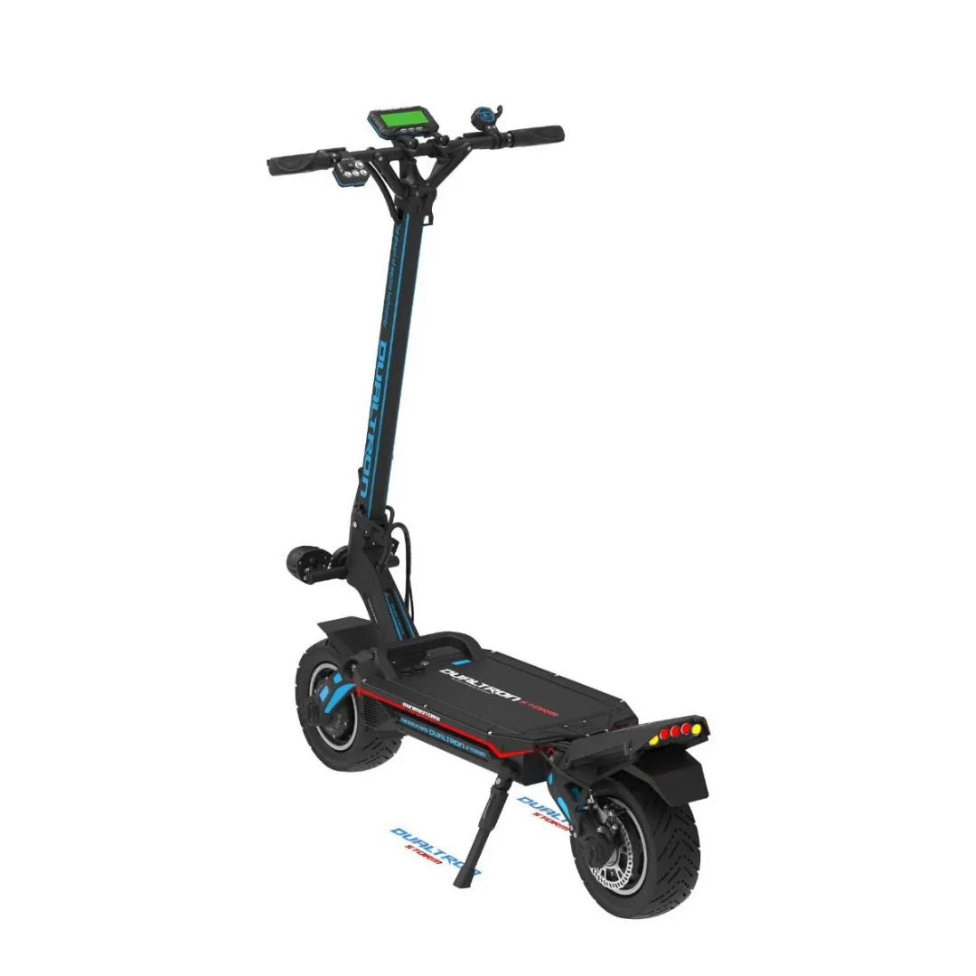 Električni romobil Dualtron Storm New crne boje, pogled sa stražnje strane na gazište i kotače