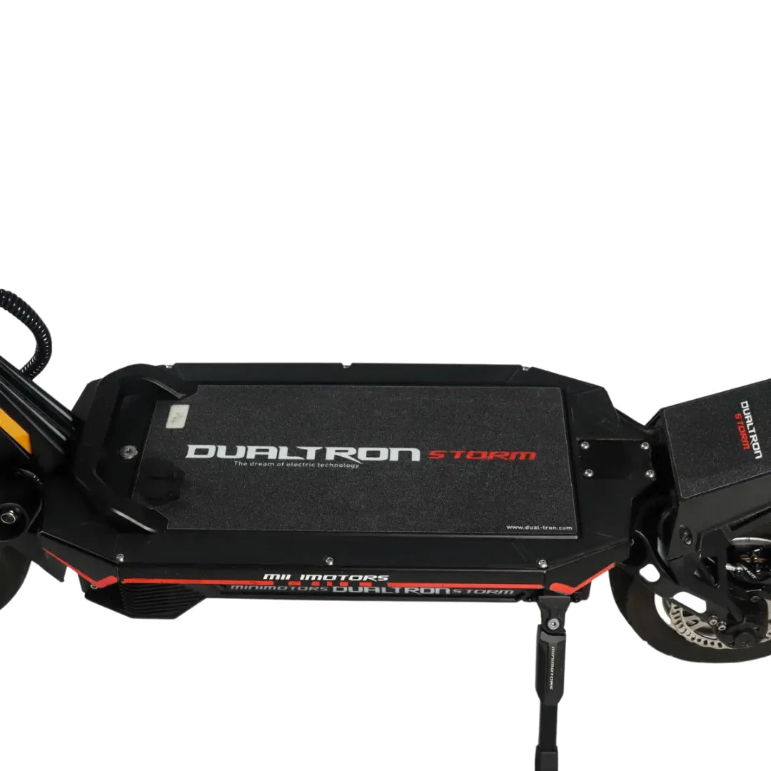 Električni romobil Dualtron Storm New prikaz gazne površine s logotipom na crnoj podlozi