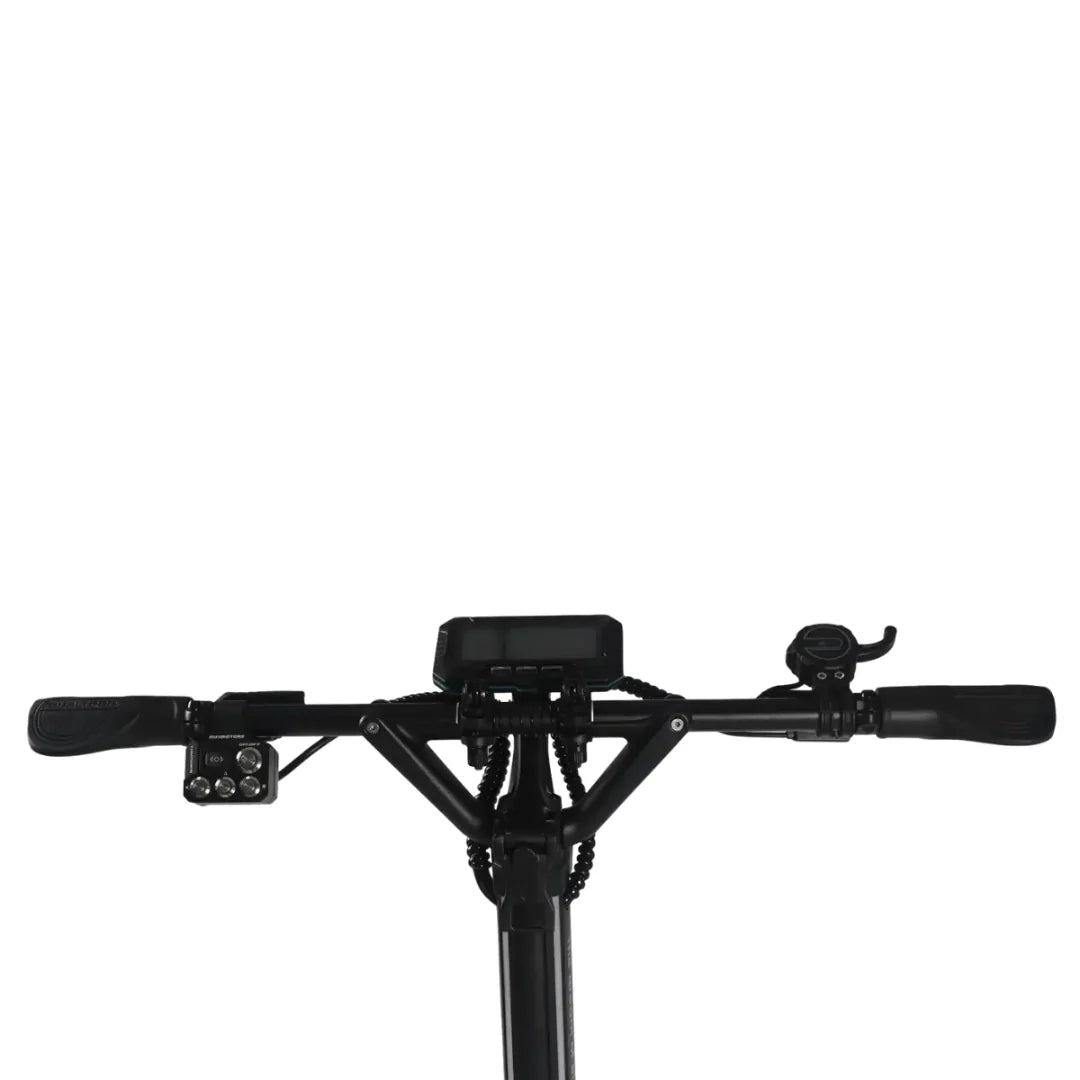 Crni upravljač električnog romobila Dualtron Storm New s LCD zaslonom i kontrolama, pogled sprijeda