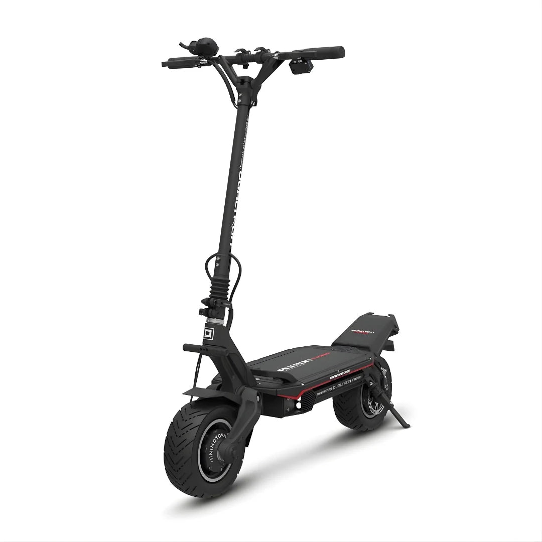 Crni električni romobil Dualtron Storm UP na bijeloj pozadini, pogled sprijeda
