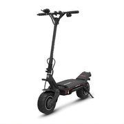 Crni električni romobil Dualtron Storm UP na bijeloj pozadini, pogled sprijeda