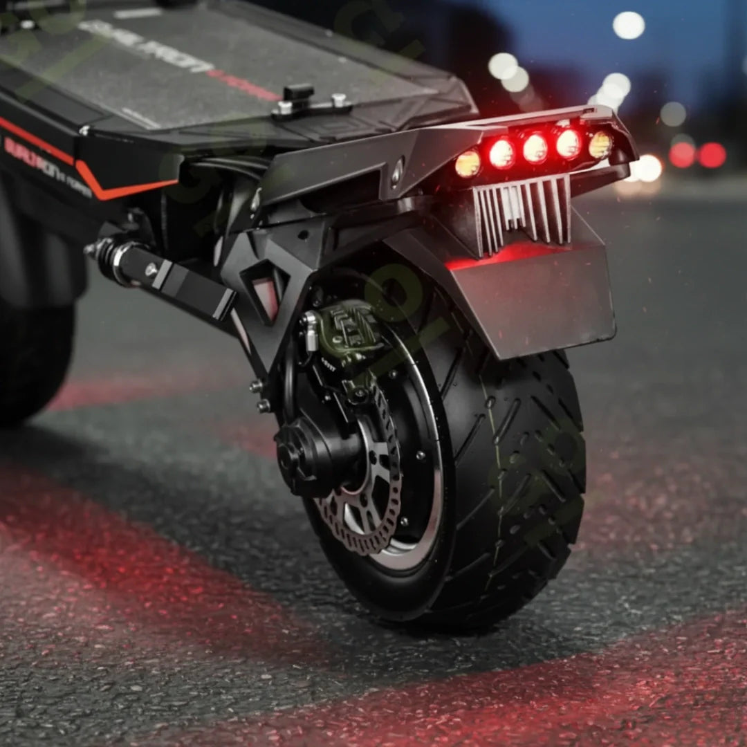 Stražnji dio električnog romobila Dualtron Storm Up s upaljenim crvenim svjetlom i detaljem kotača