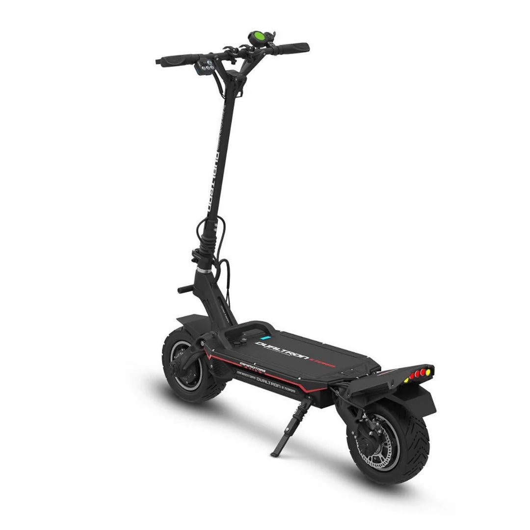 Crni električni romobil Dualtron Storm UP, pogled straga na gazište i stražnji kotač
