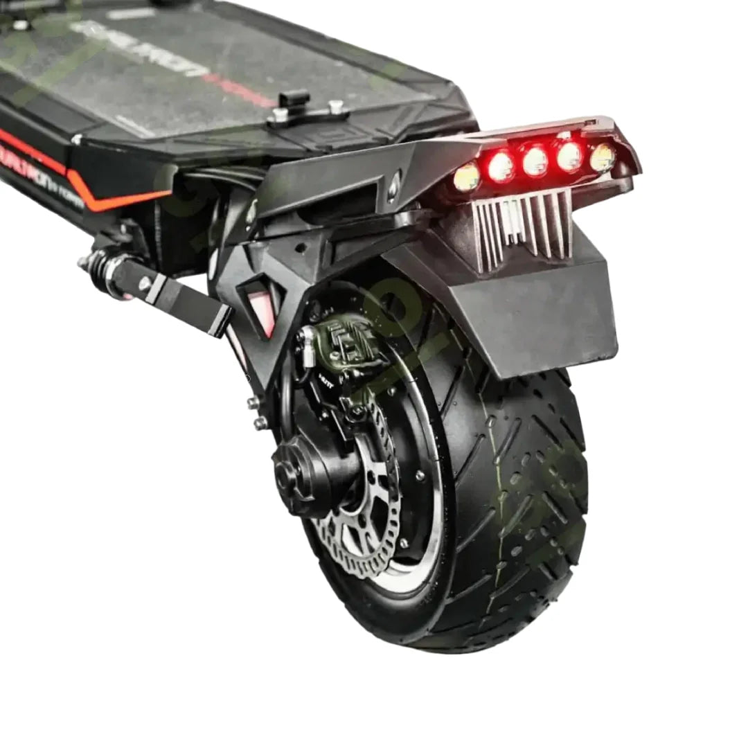 Stražnji kotač i crveno LED svjetlo električnog romobila Dualtron Storm Up izbliza