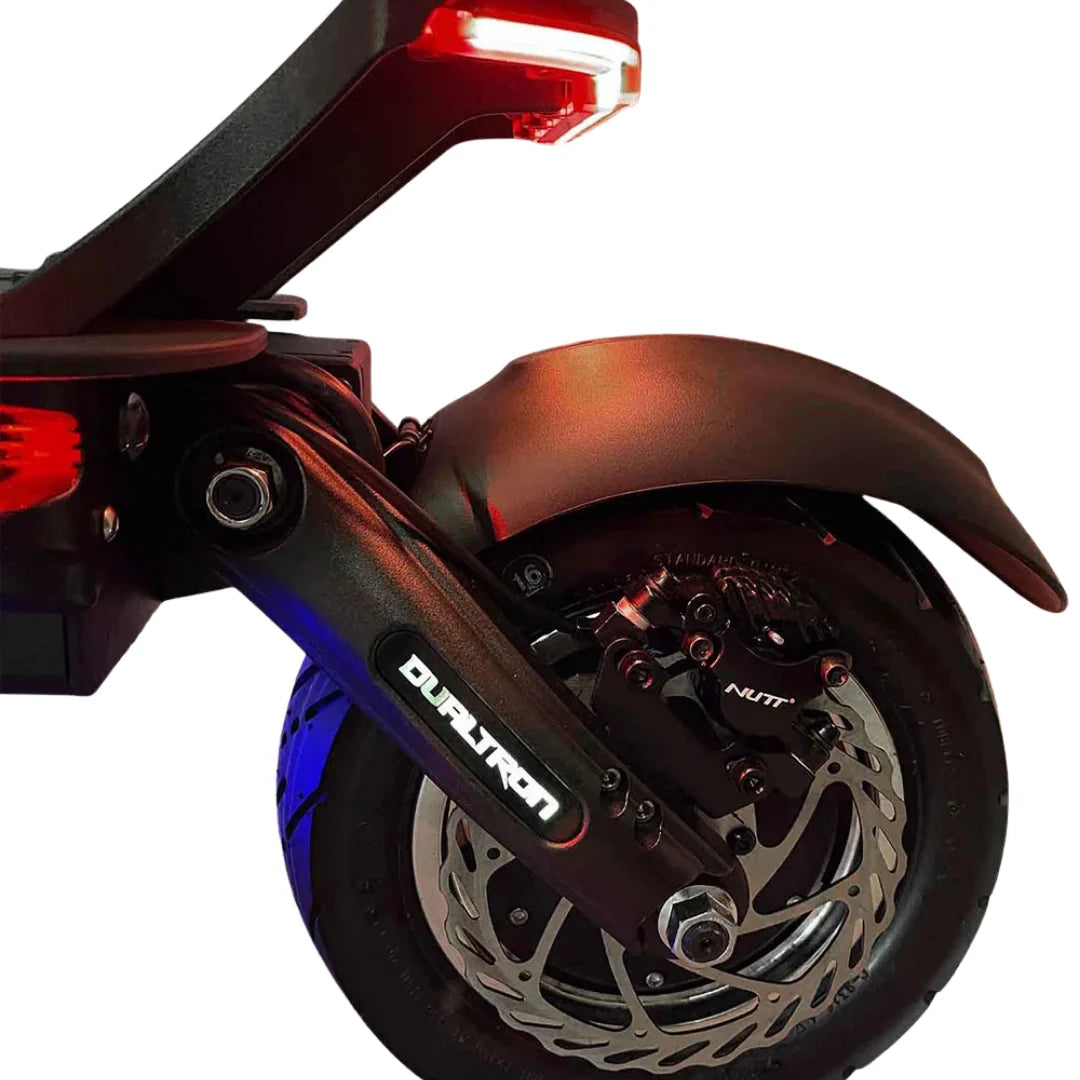 Stražnji kotač s Nutt disk kočnicom na električnom romobilu Dualtron Thunder 2 u crnoj boji