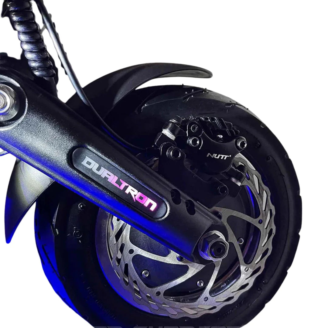 Detalj prednjeg kotača s Nutt hidrauličnom kočnicom na električnom romobilu Dualtron Thunder 2