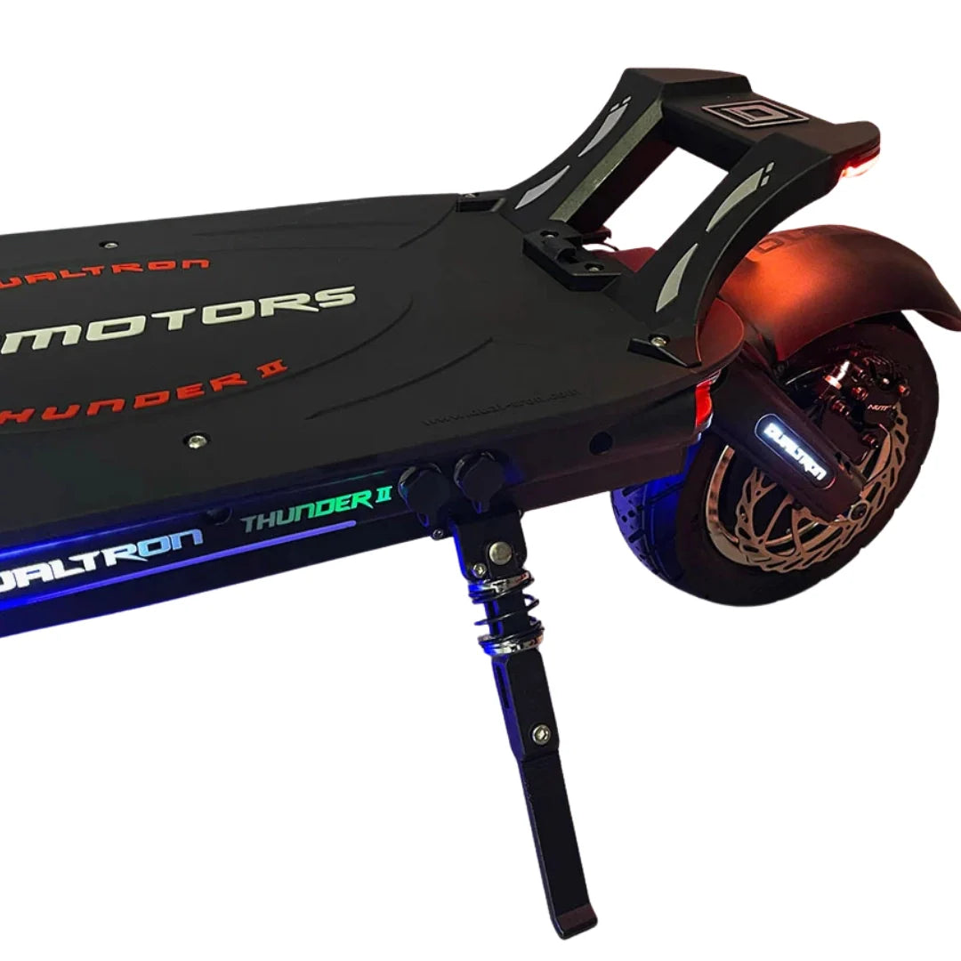 Crni električni romobil Dualtron Thunder 2 stražnji dio s postoljem i LED osvjetljenjem
