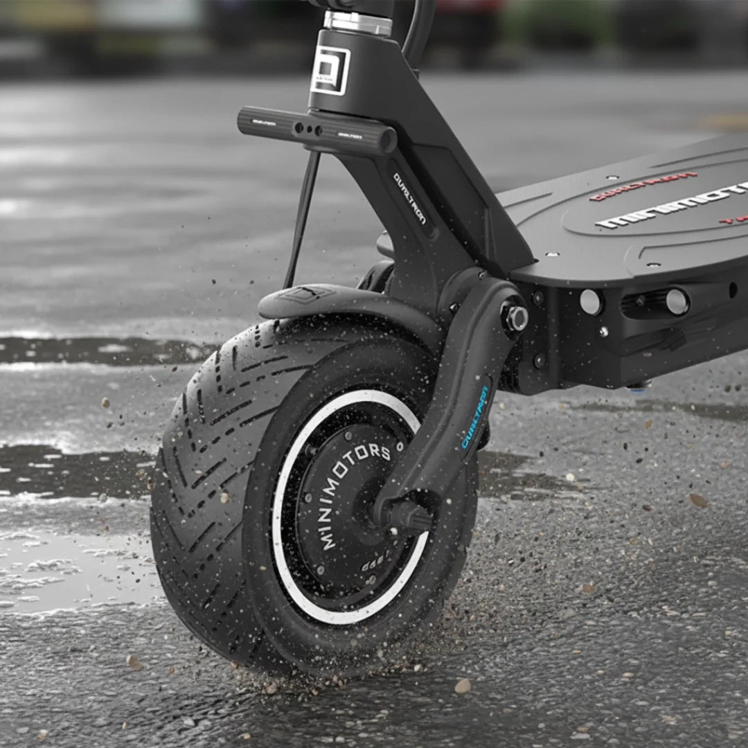 Krupni plan prednjeg kotača električnog romobila Dualtron Thunder 2 na mokroj podlozi