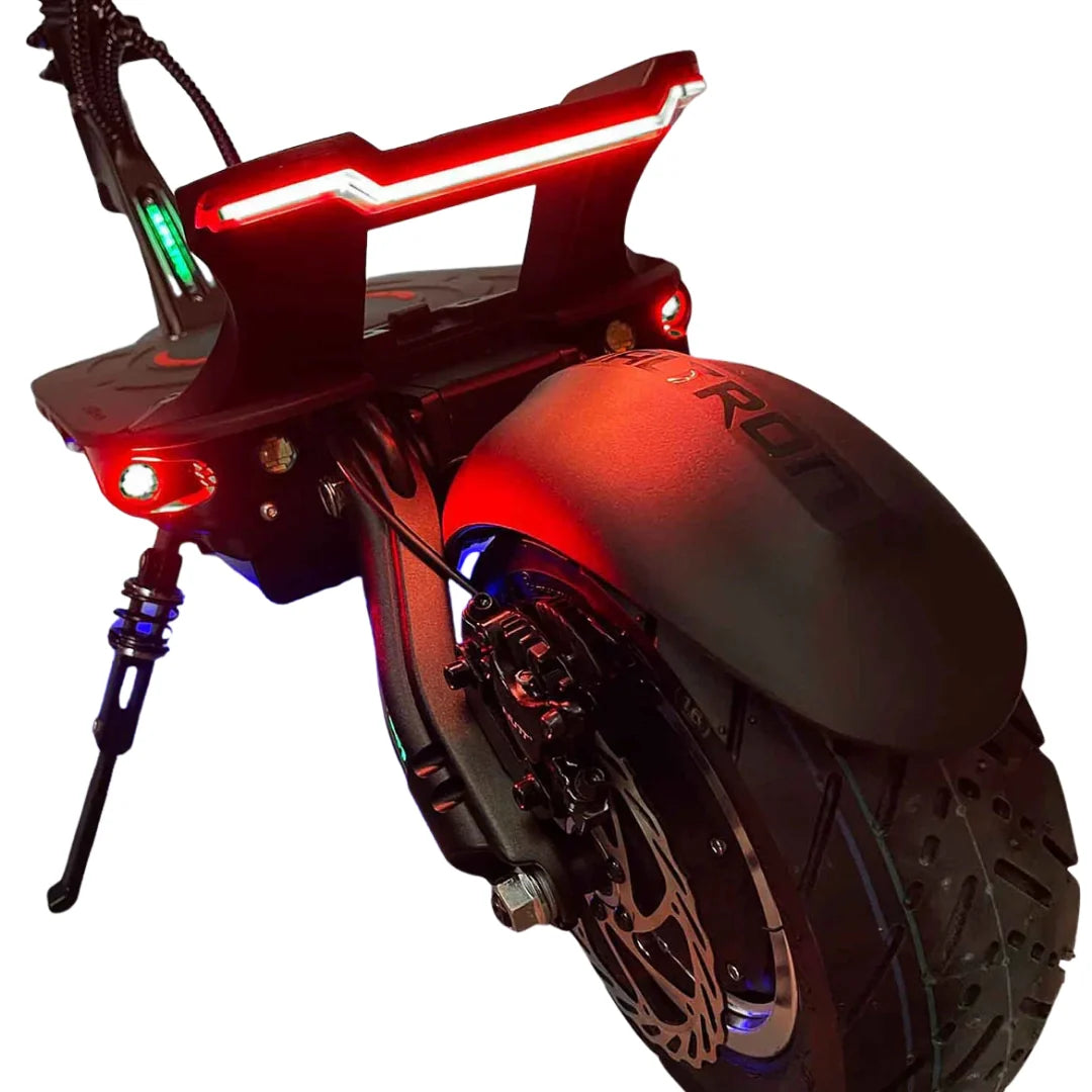 Stražnji dio električnog romobila Dualtron Thunder 2 s upaljenim crvenim LED svjetlom i blatobranom