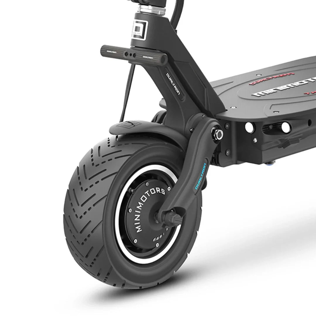 Krupni kadar prednjeg kotača i ovjesa električnog romobila Dualtron Thunder 2 crne boje