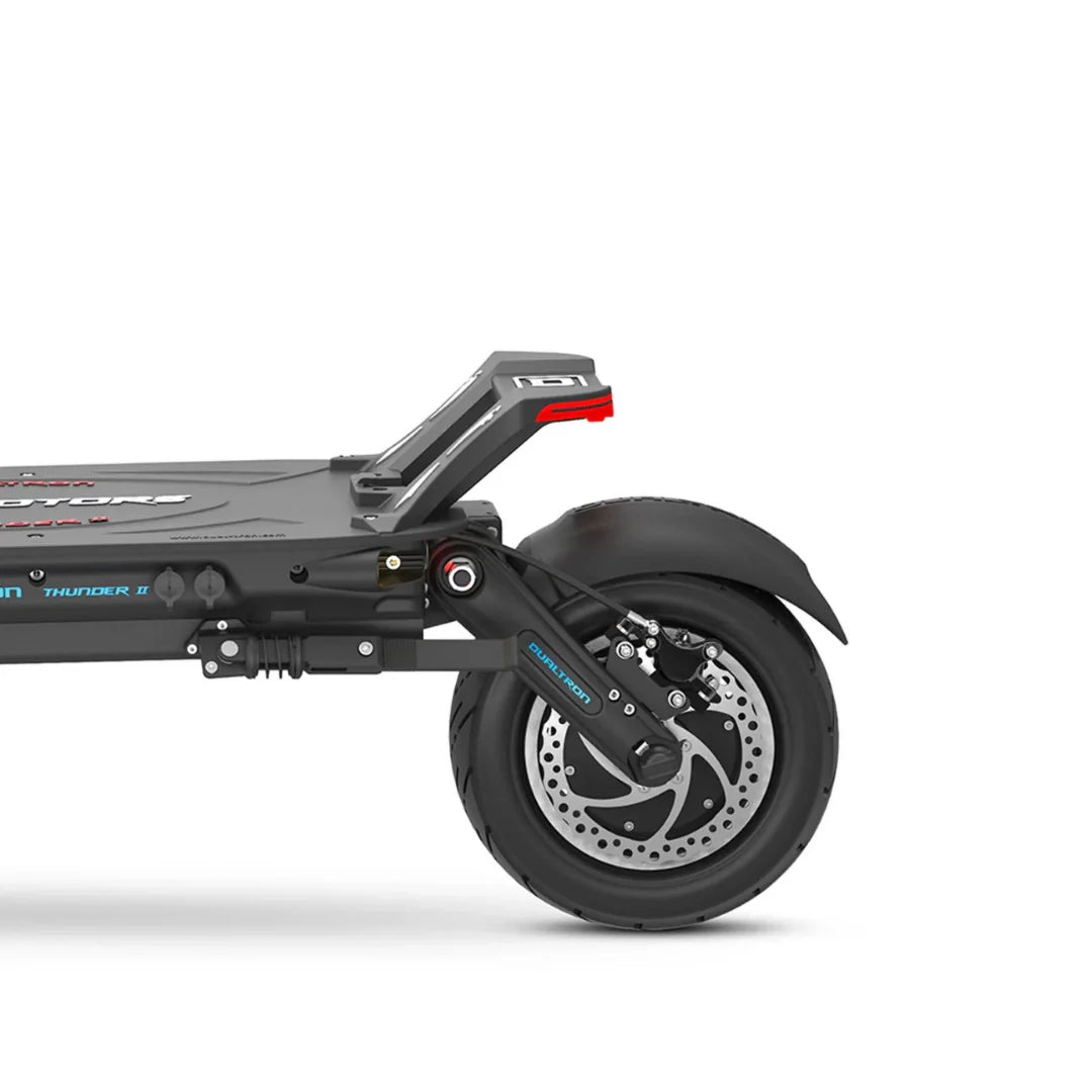 Bočni pogled na crni stražnji dio električnog romobila Dualtron Thunder 2 s ovjesom i kočnicom