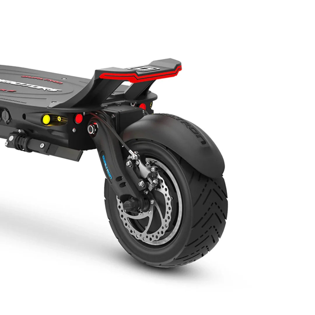 Stražnji kotač i detalj ovjesa električnog romobila Dualtron Thunder 2 s crvenim svjetlom