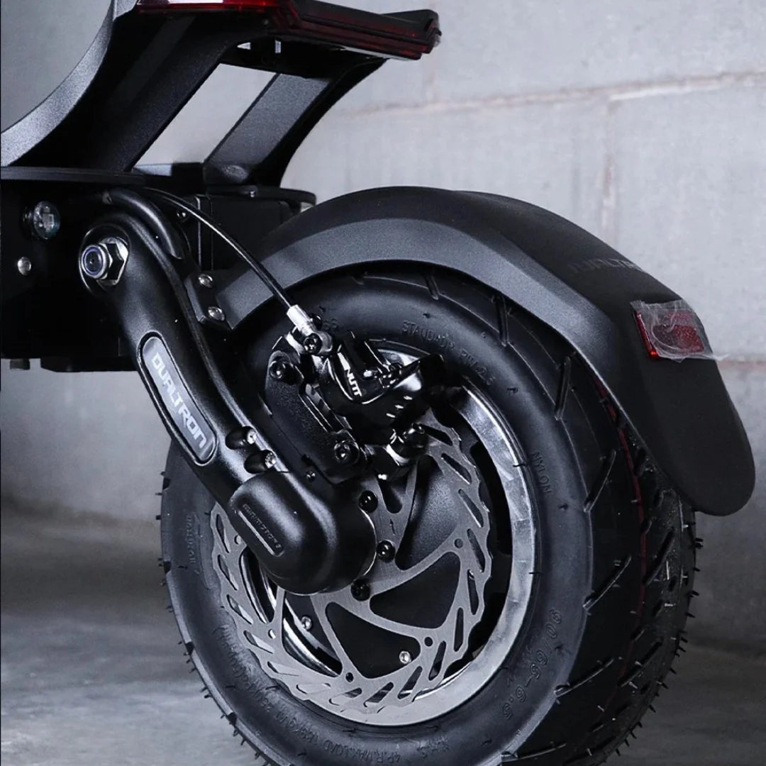 Detalj stražnjeg kotača s kočnicom i ovjesom električnog romobila Dualtron Thunder 3 crne boje