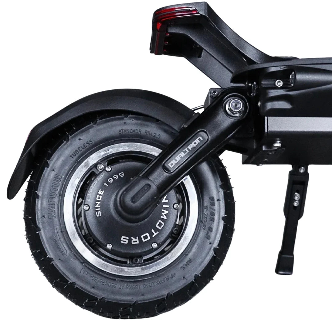 Detaljan prikaz stražnjeg kotača i ovjesa električnog romobila Dualtron Thunder 3 crne boje