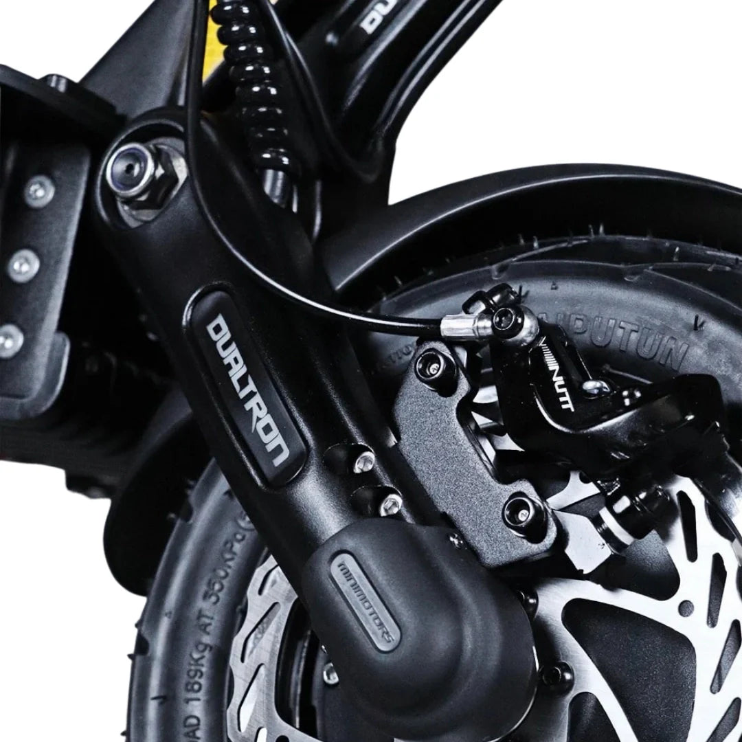 Detalj crnog ovjesa i hidraulične kočnice električnog romobila Dualtron Thunder 3