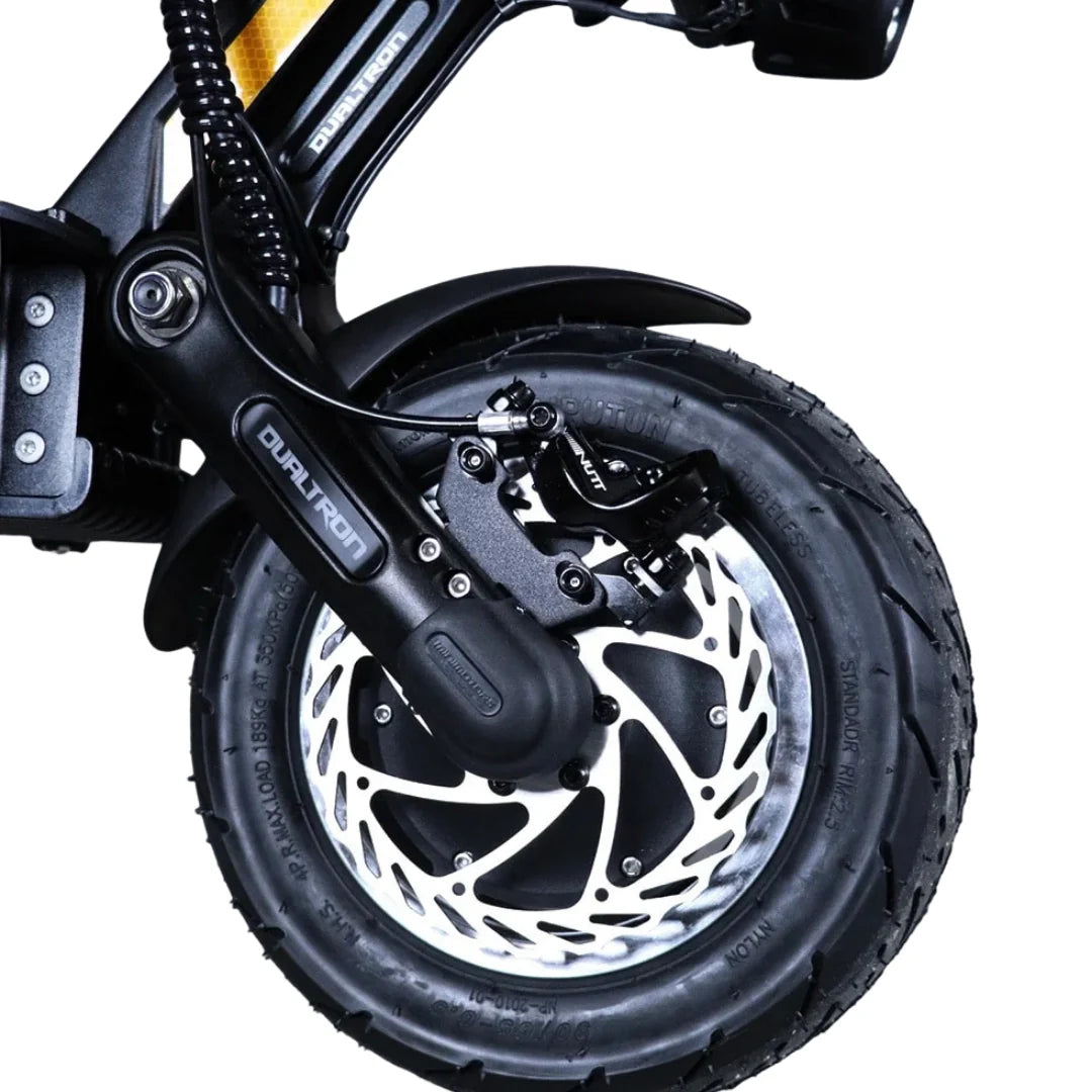 Krupni plan prednjeg kotača i Nutt disk kočnice električnog romobila Dualtron Thunder 3
