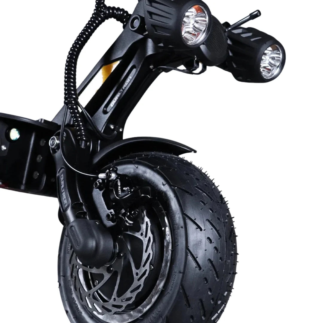 Prednji kotač i LED svjetla električnog romobila Dualtron Thunder 3, crni detalji ovjesa