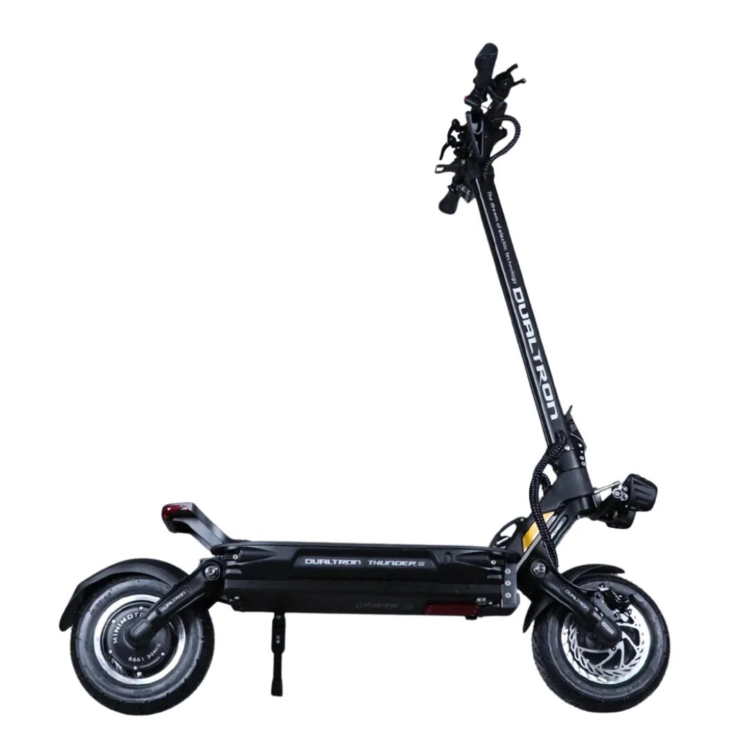 Električni romobil Dualtron Thunder 3 bočni pogled na crni model s bijelom pozadinom
