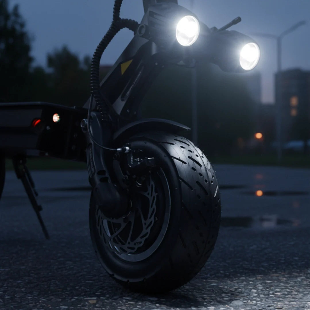 Prednji dio električnog romobila Dualtron Thunder 3 s upaljenim LED svjetlima i crnim kotačem po