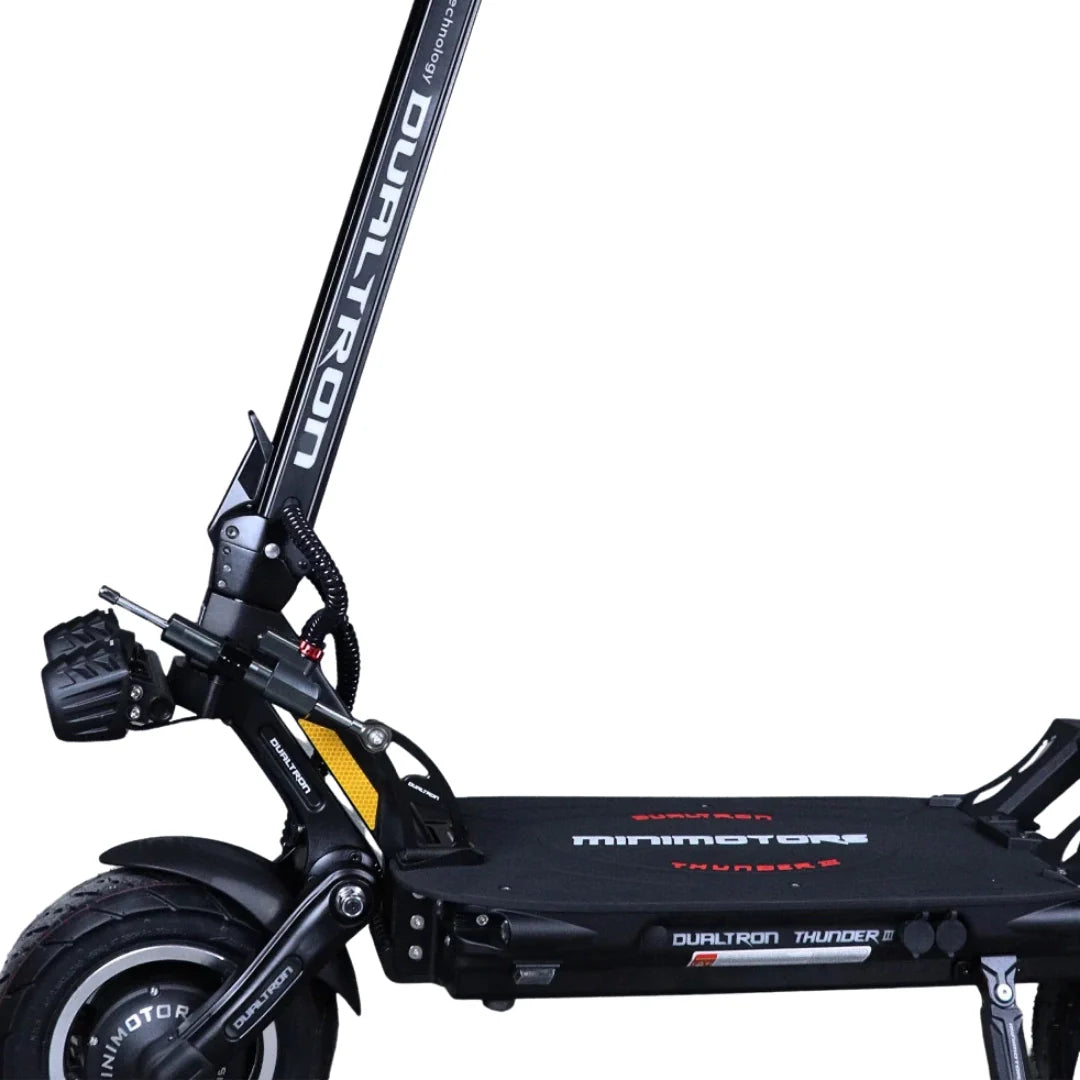 Električni romobil Dualtron Thunder 3, bočni pogled na crni okvir i gazište s logotipom