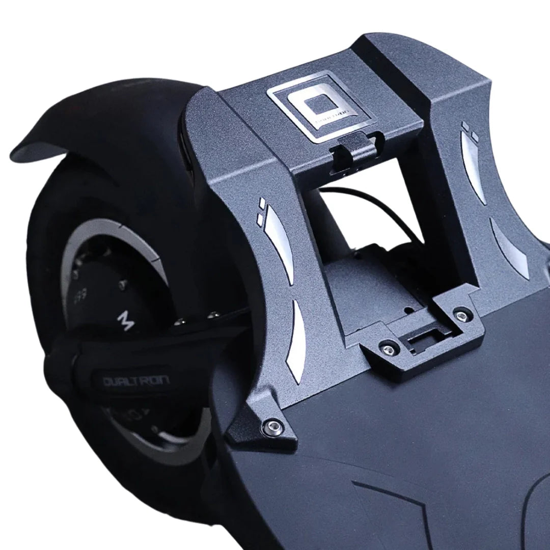 Detalj crnog stražnjeg dijela električnog romobila Dualtron Thunder 3 s motorom i blatobranom