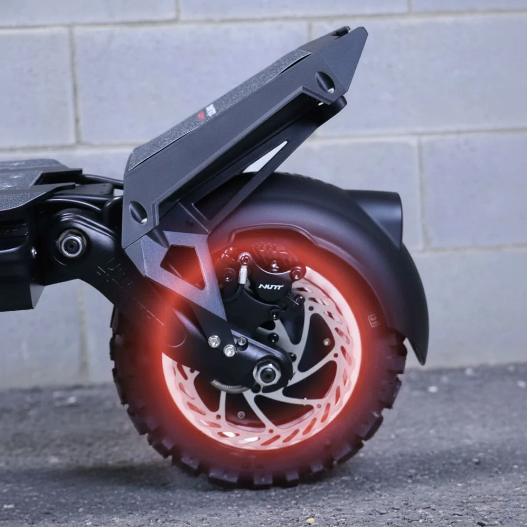Detalj stražnjeg kotača i Nutt kočnice električnog romobila Dualtron Ultra 2 Upgrade s crvenim