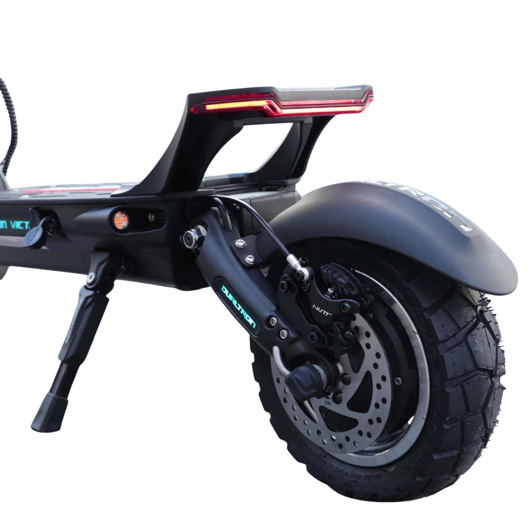Stražnji dio električnog romobila Dualtron Victor Limited s detaljem ovjesa i disk kočnice