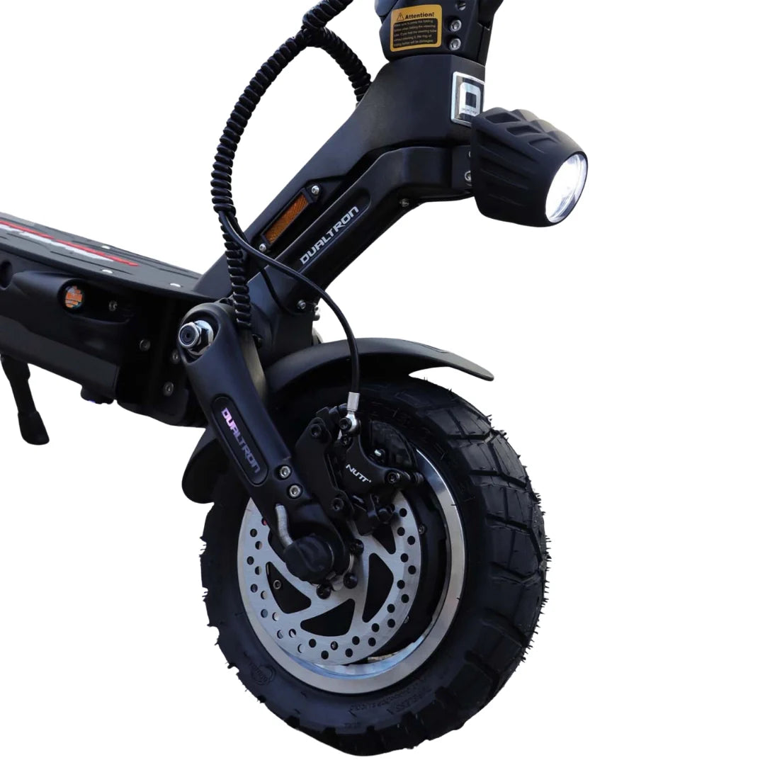 Prednji dio električnog romobila Dualtron Victor Limited s crnim okvirom i diskom kočnice