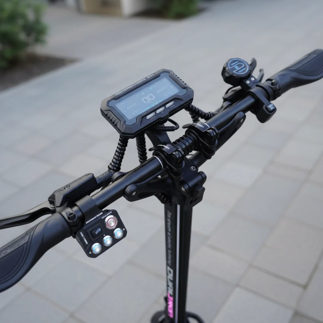 Upravljač električnog romobila Dualtron Victor Limited s LCD zaslonom i kontrolama u crnoj boji