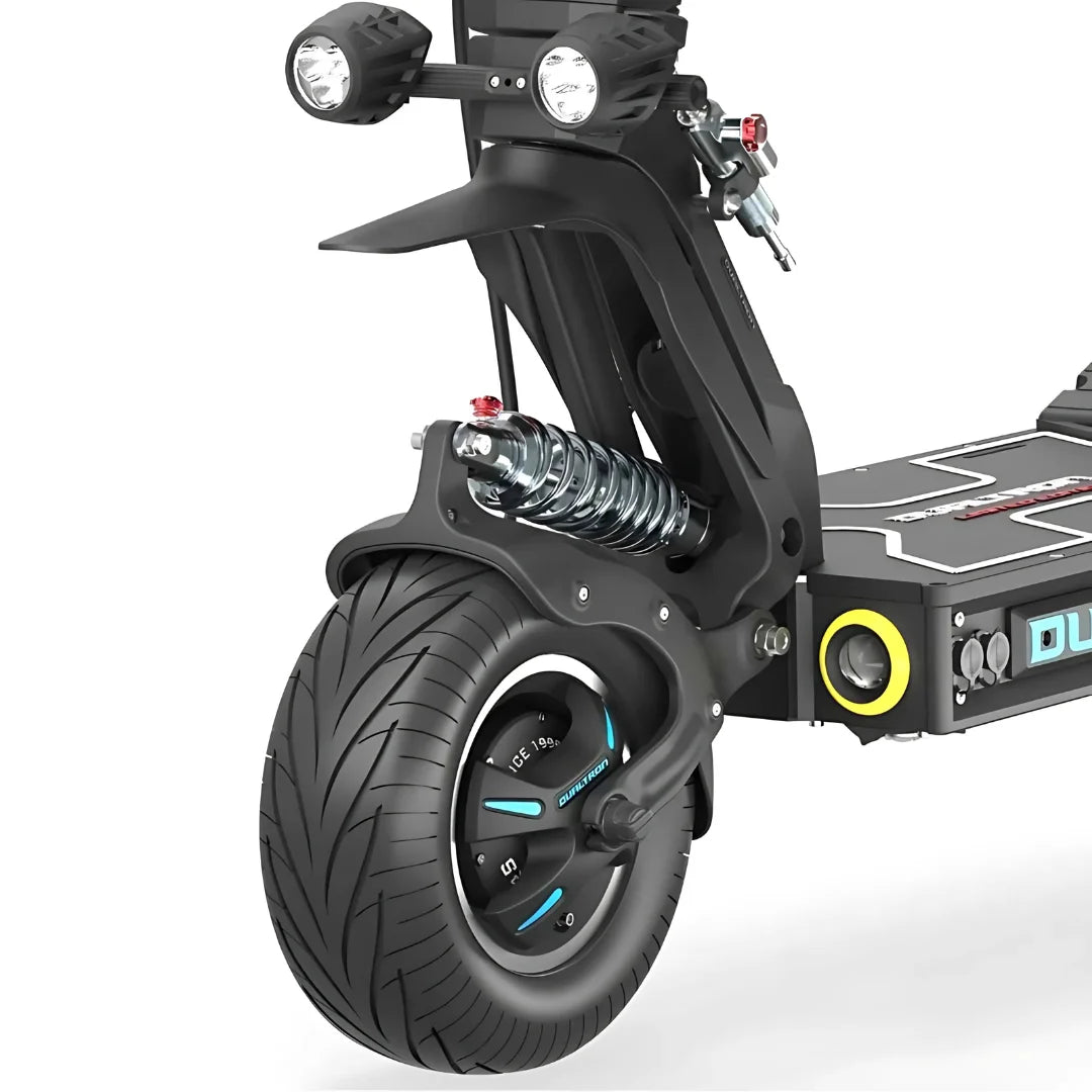 Detaljan prikaz prednjeg kotača i amortizera električnog romobila Dualtron X Limited crne boje