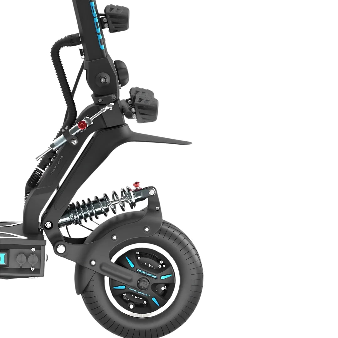 Krupni plan crnog stražnjeg kotača i amortizera električnog romobila Dualtron X Limited