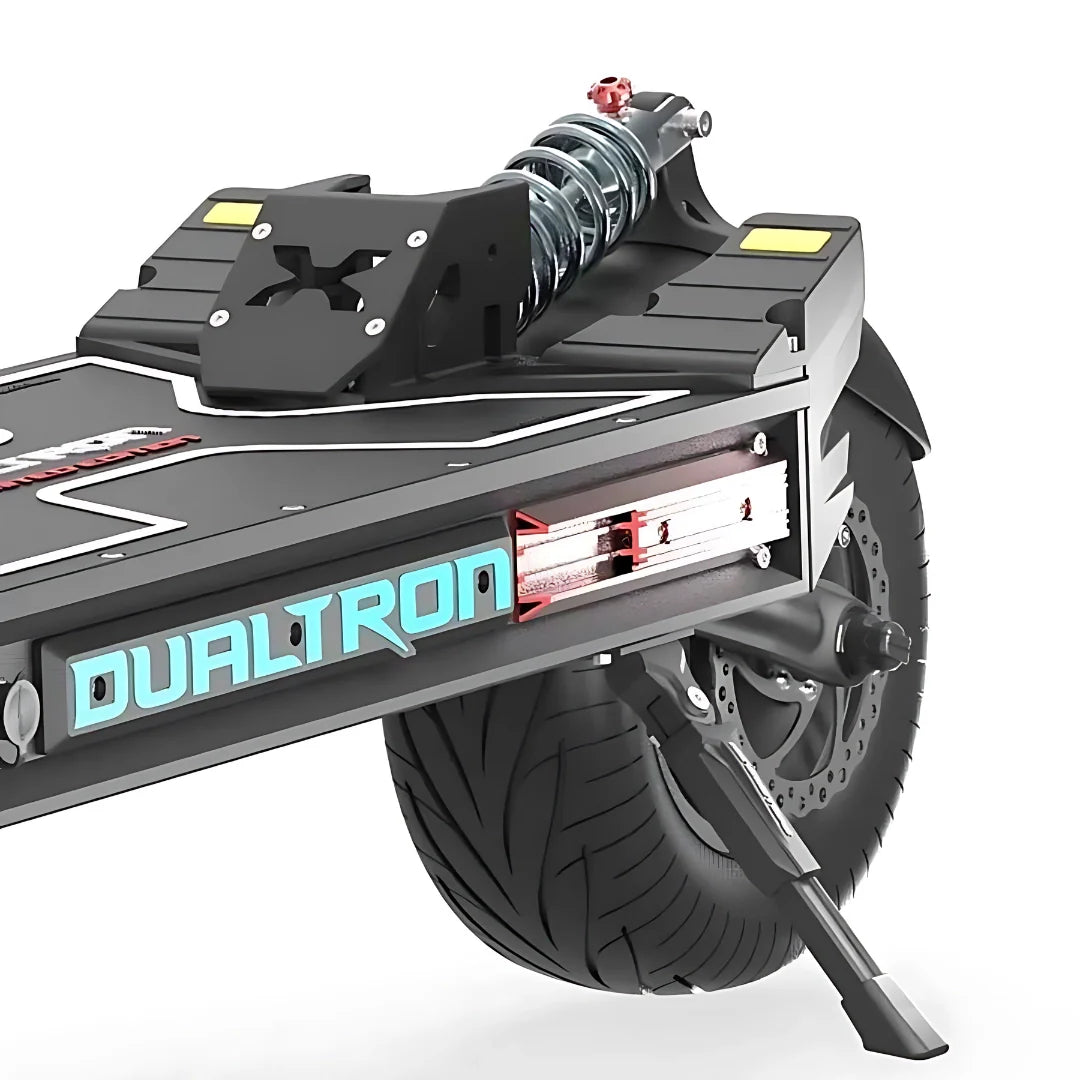 Detalj stražnjeg ovjesa i kotača električnog romobila Dualtron X Limited na bijeloj pozadini
