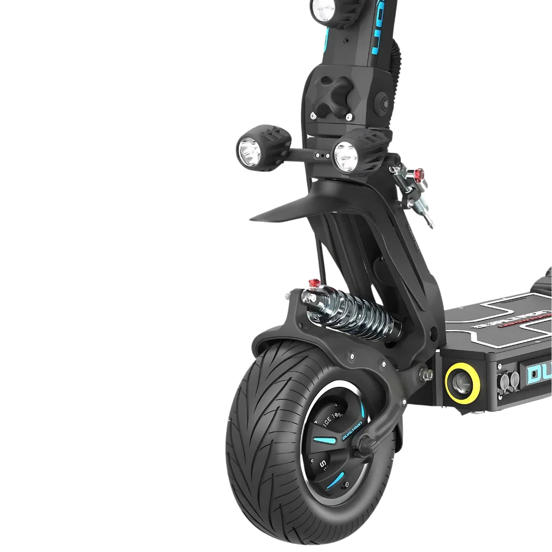 Prednji dio električnog romobila Dualtron X Limited s ovjesom i LED svjetlima na bijeloj pozadini