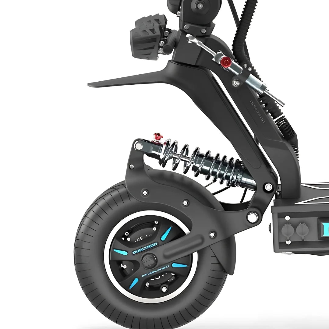 Krupni kadar stražnjeg ovjesa i crnog kotača električnog romobila Dualtron X Limited