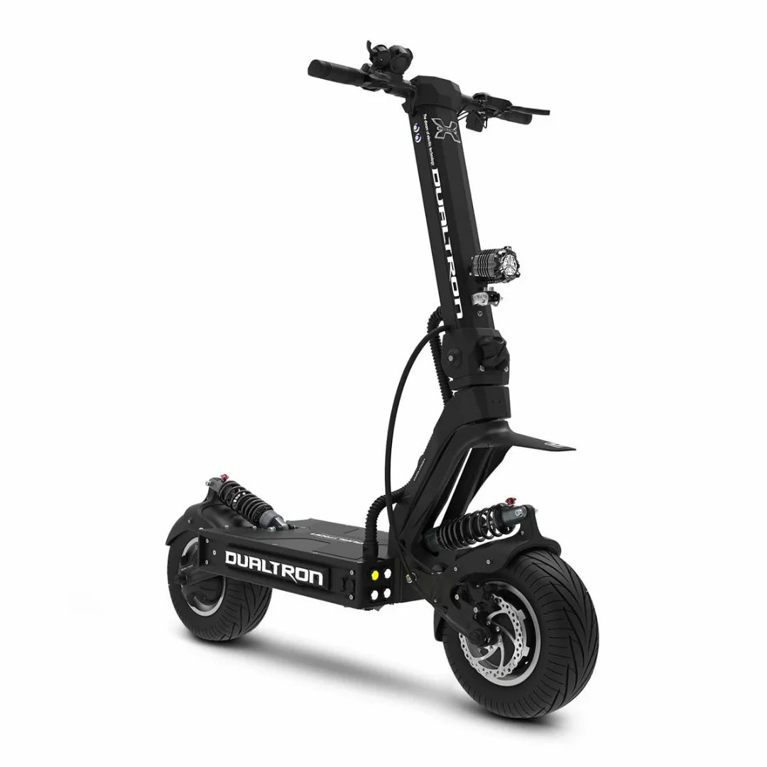 Crni električni romobil Dualtron X2 Upgrade prikazan iz poluprofila na bijeloj pozadini