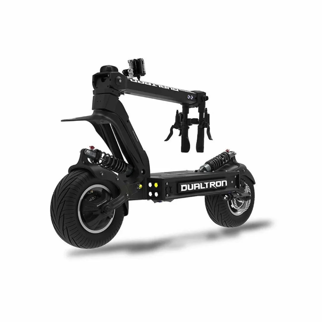 Crni električni romobil Dualtron X2 Upgrade sklopljen bočni pogled na bijeloj podlozi