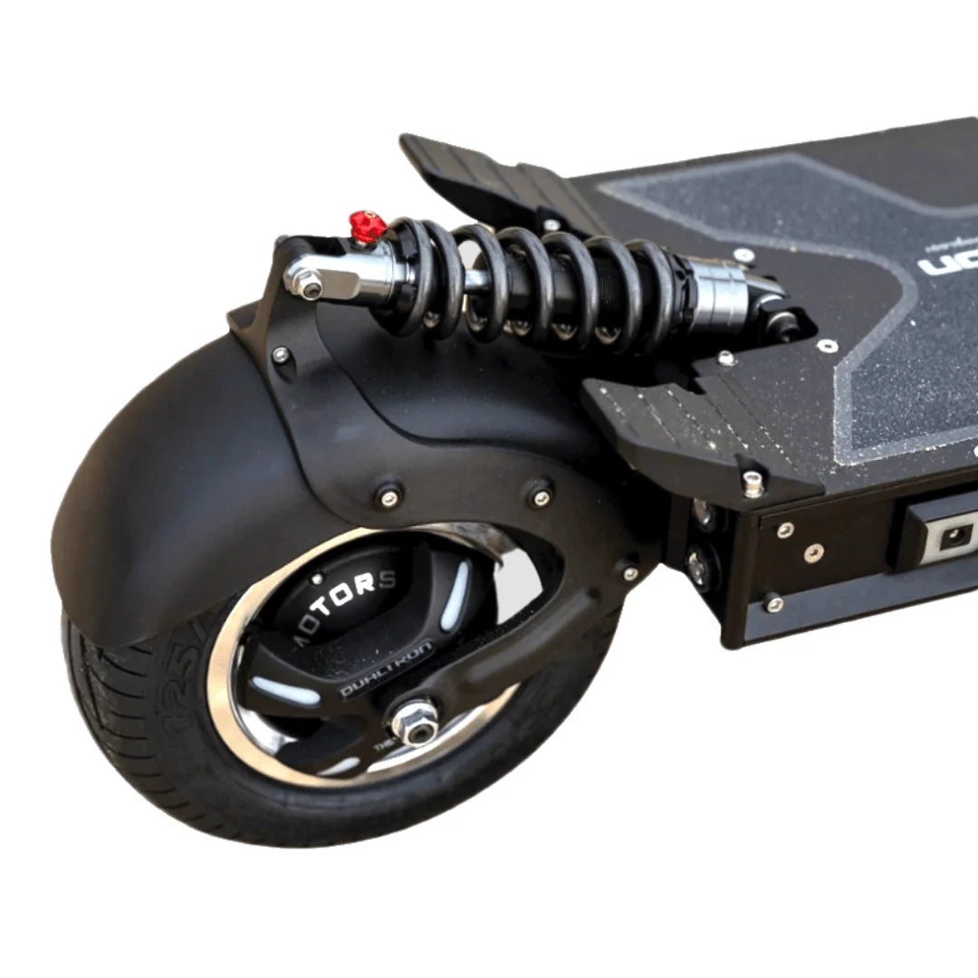 Detaljan prikaz stražnjeg ovjesa i motora električnog romobila Dualtron X2 Upgrade