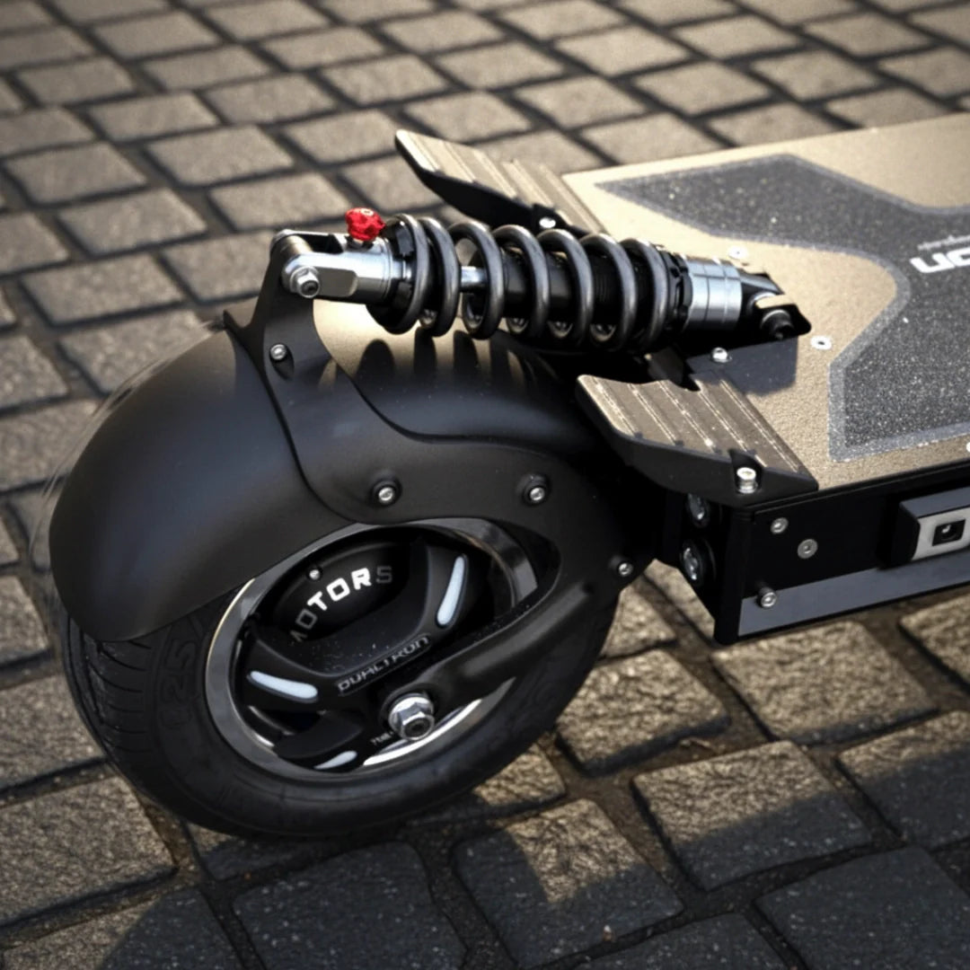 Detalj stražnjeg ovjesa i crnog motora električnog romobila Dualtron X2 Upgrade