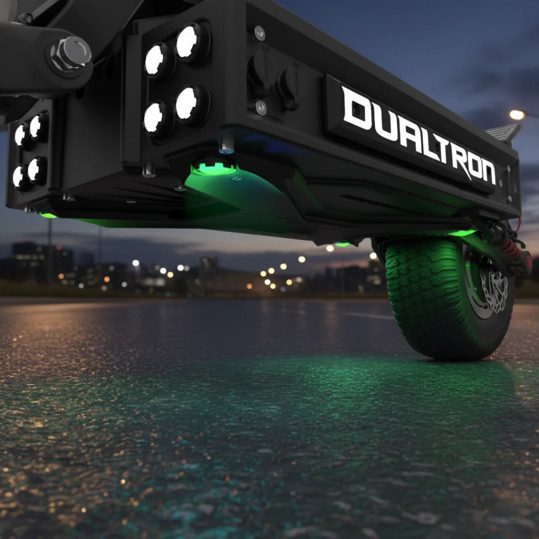Detalj podvozja električnog romobila Dualtron X2 Upgrade s LED osvjetljenjem i logotipom