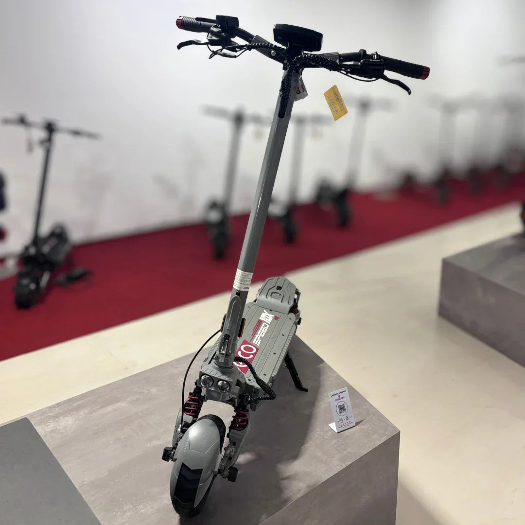 Sivi električni romobil Eco Speed 10x v2 iz povišenog kuta u salonu s detaljima ovjesa