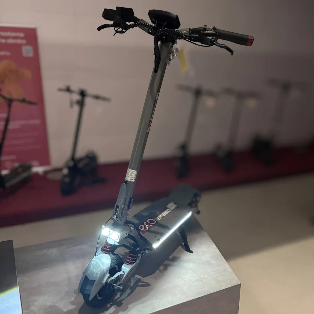 Električni romobil Eco Speed 10x V2 sivi pogled sprijeda s upaljenim prednjim svjetlima i LED trakom