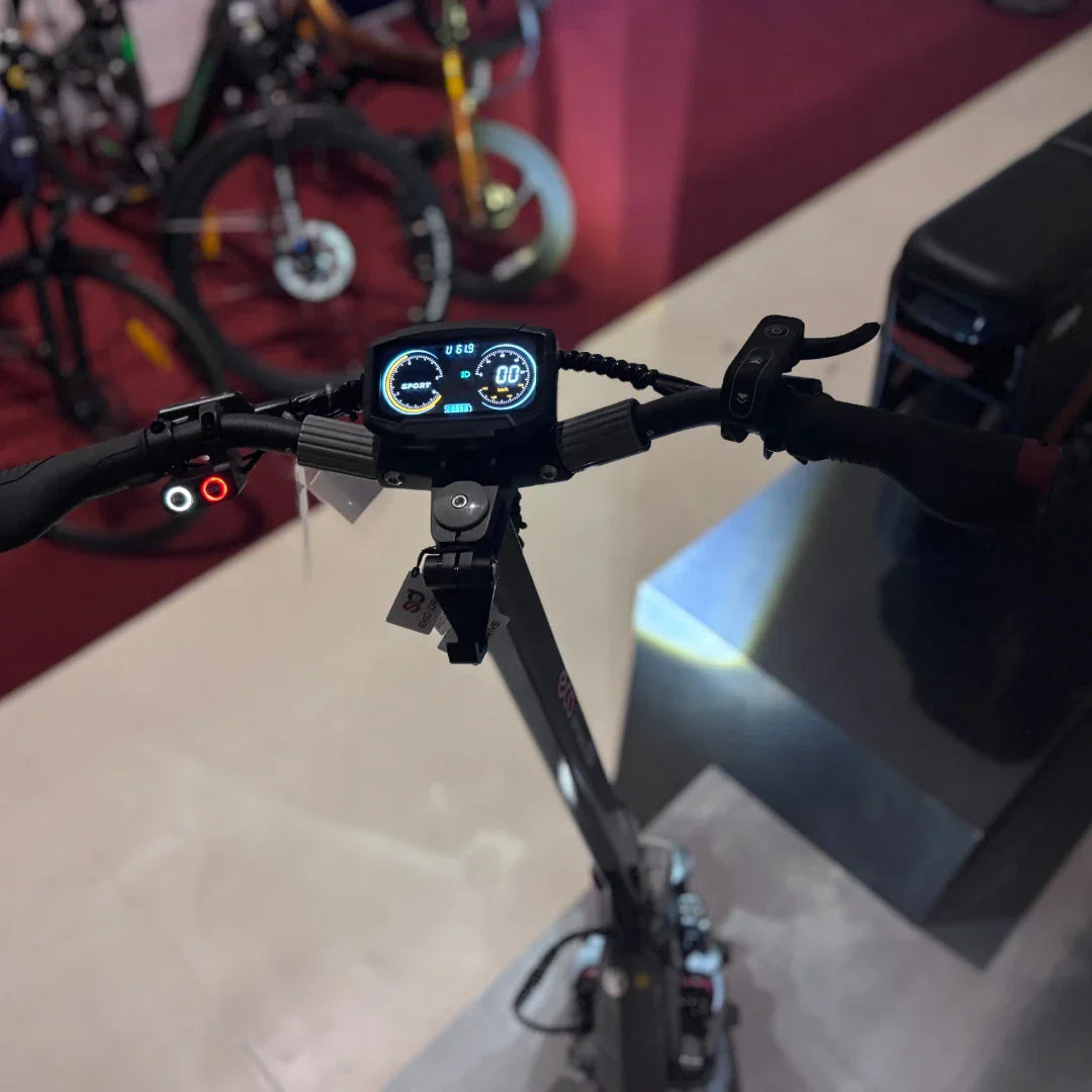 Upravljač električnog romobila Eco Speed 10X V2 s digitalnim zaslonom i kontrolama izbliza