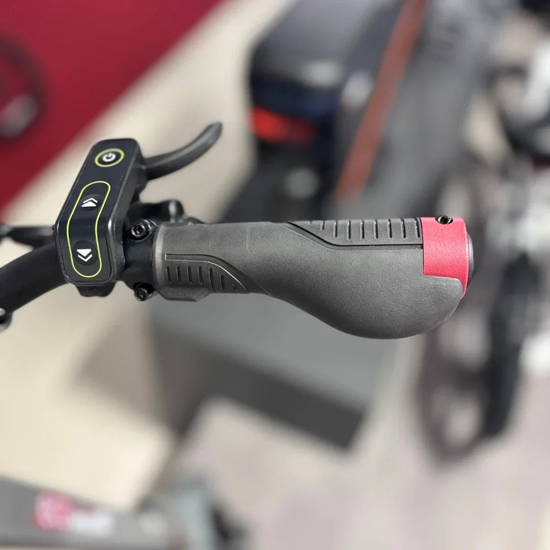 Krupni plan upravljača i ergonomske ručke električnog romobila Eco Speed 10x V2 s kontrolama