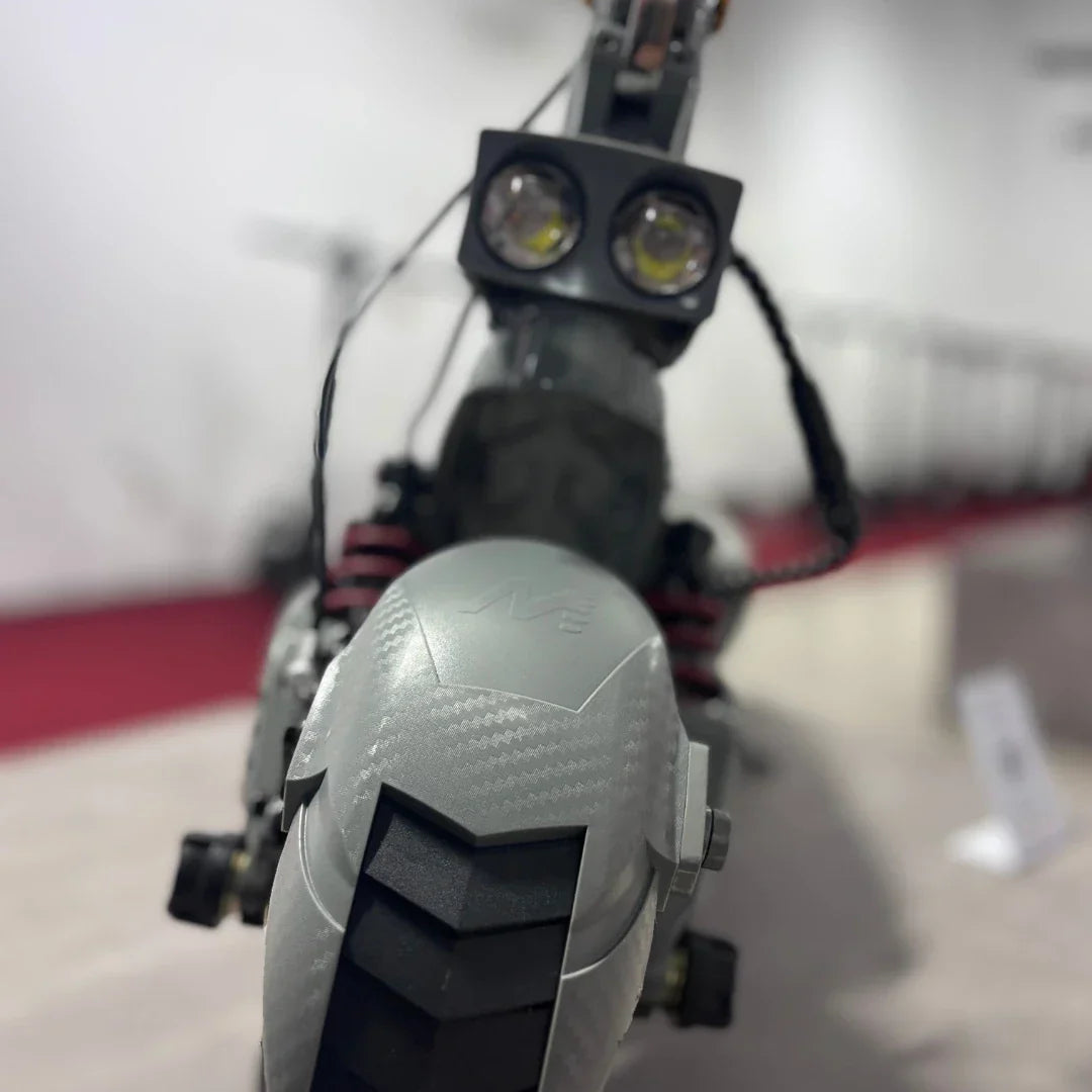 Prednji dio električnog romobila Eco Speed 10x v2 s detaljem prednjeg svjetla i karbonskog