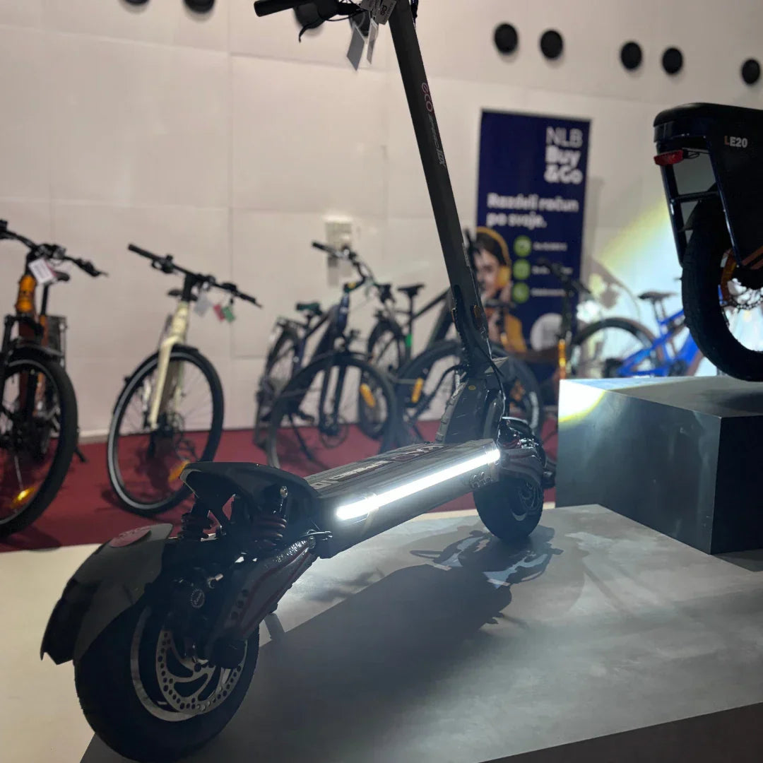 Crni električni romobil Eco Speed 10x v2 sa stražnjim LED svjetlom na postolju, bočni pogled