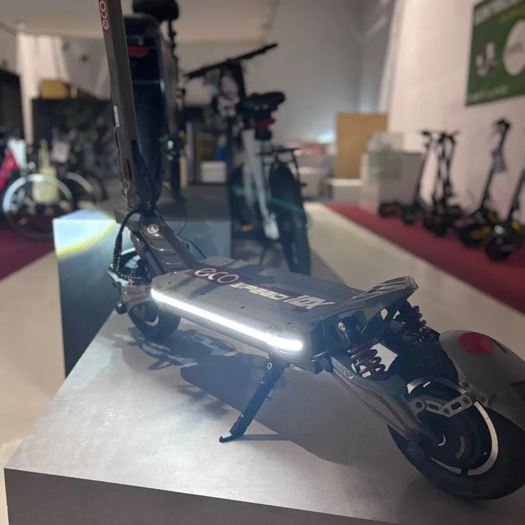 Električni romobil Eco Speed 10x V2 s upaljenim bočnim LED svjetlima, pogled straga