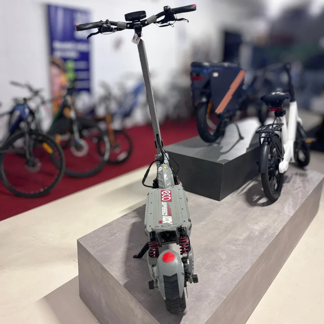 Električni romobil Eco Speed 10X V2 sivi stražnji pogled na postolju u trgovini