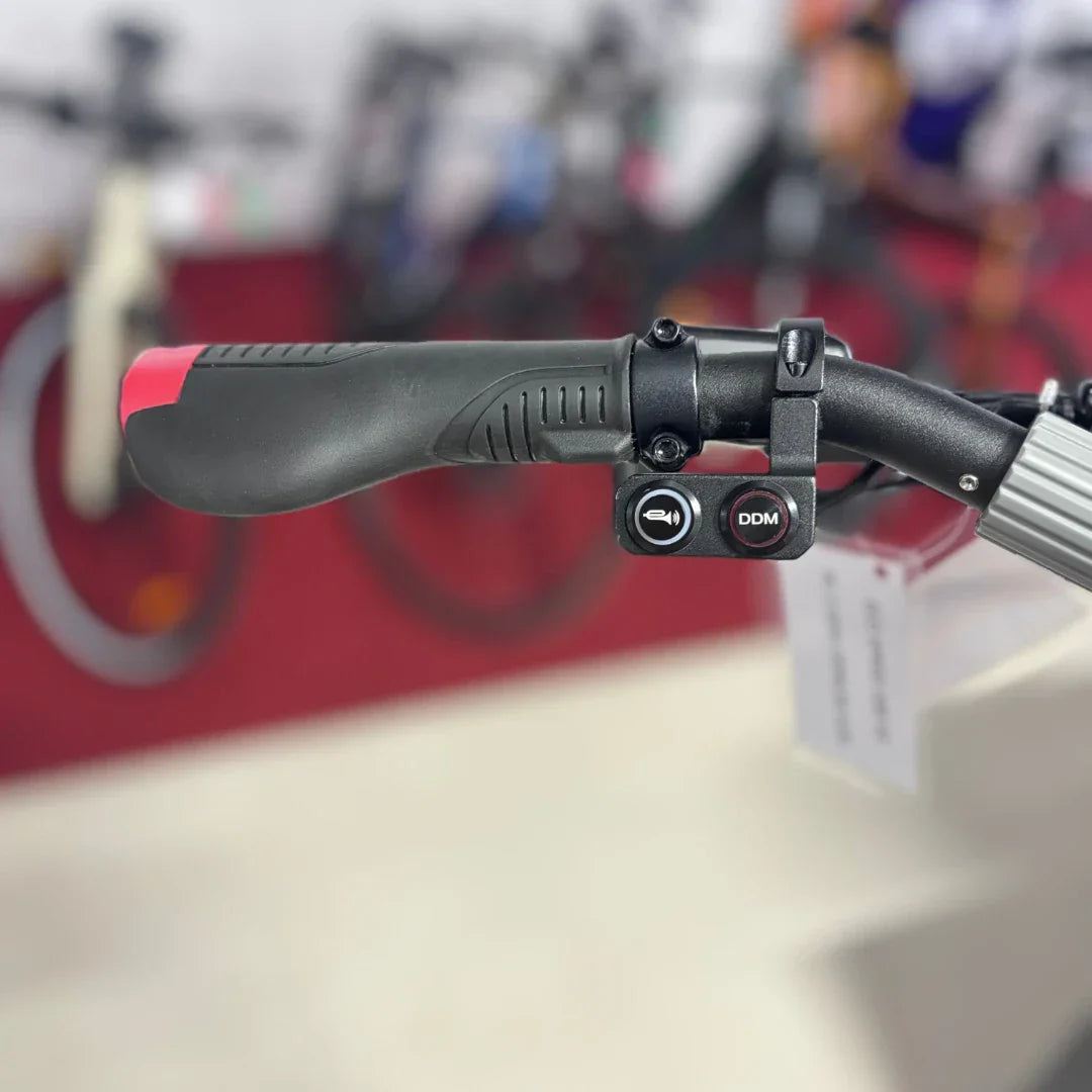 Upravljač električnog romobila Eco Speed 10x v2 s crnim gumenim ručkama i tipkama za sirenu i DDM