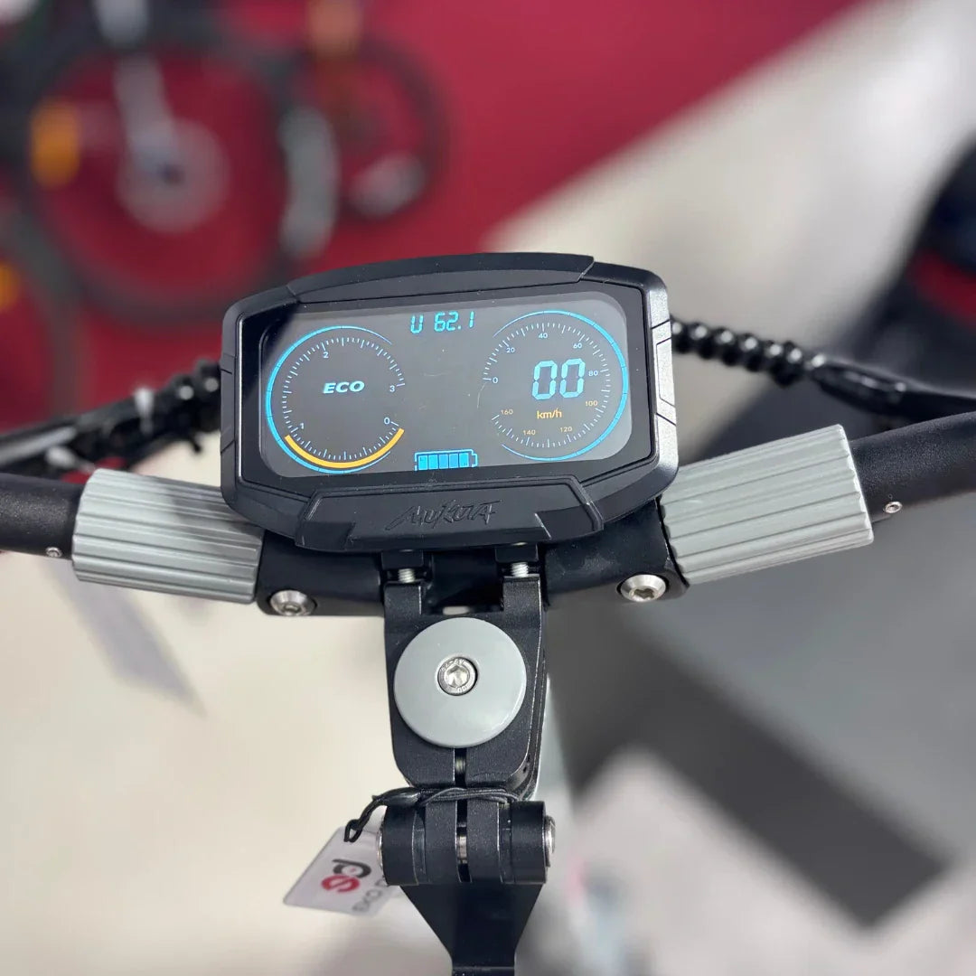 Digitalni LCD zaslon električnog romobila Eco Speed 10X V2, prikaz brzine i postavki na upravljaču