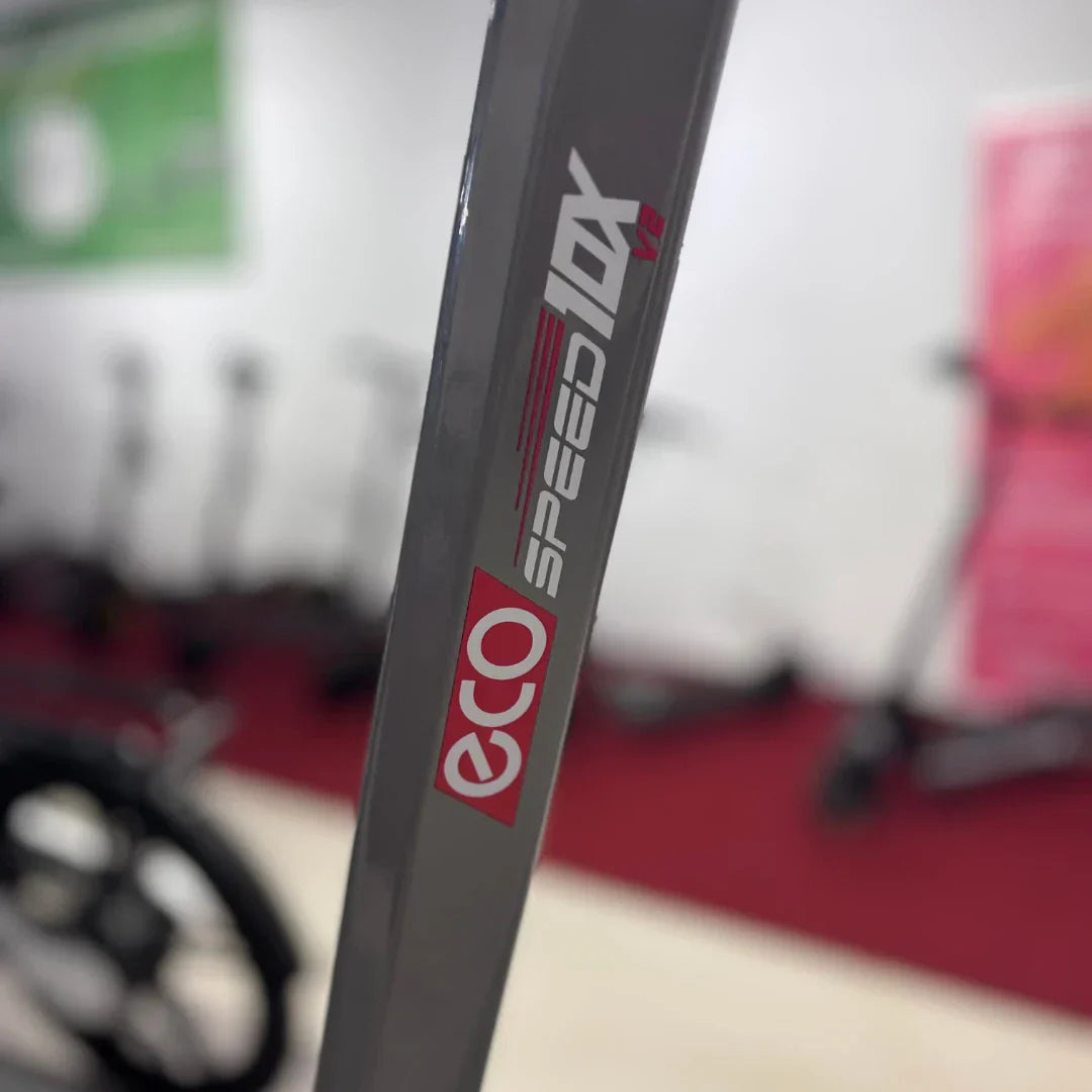 Detalj logotipa na okviru električnog romobila Eco Speed 10x V2 sive boje